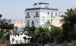 Biệt thự không phép đồ sộ của ông Phạm Văn Huyên