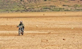 Chạy xe máy băng qua lòng hồ Đan Kia - Suối Vàng