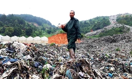 Bãi rác Cam Ly gần như lộ thiên, sạt lở kinh hoàng