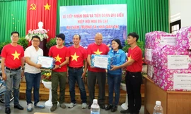 Hiệp hội hoa Đà Lạt tiếp nhận quà của hội viên để mang ra Trường Sa