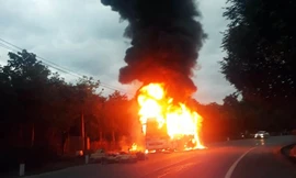 Xe khách giường nằm bốc cháy dữ dội trên Quốc lộ 20