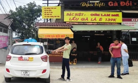 Đưa Phú đi thục nghiệm hiện trường vụ trộm ví trong taxi