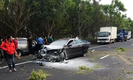 Chiếc ô tô lao qua dải phân cách gây tai nạn