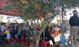 Nhiều người viếng đám tang nạn nhân