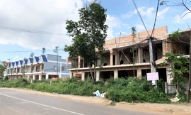 Hai dãy nhà dịch vụ của bến xe nhưng lại quay mặt ra đường Trần Phú