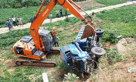 Cứu hộ chiếc xe tải bị nạn