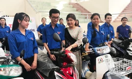 Chị Lan tặng xe máy cho SV Đại học Đà Lạt