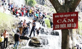 Bảng cảnh báo nguy hiểm tại thác Pongour