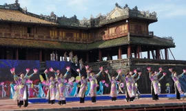 Thanh Tùng Múa hoa đăng mừng đại nhạc hội Năm Du lịch Quốc gia và Festival Ảnh: Thanh Tùng