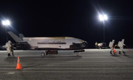 Máy bay vũ trụ X-37B sau khi hạ cánh xuống Trung tâm Vũ trụ Kennedy của NASA ở bang Florida hôm Chủ nhật (giờ Mỹ). Ảnh: U.S. Airforce.