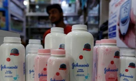 Phấn rôm trẻ em Johnson's Baby Powder được bán ở nhiều nước, trong đó có Việt Nam. Ảnh" Livemint.