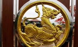 Sau cánh cổng này, cảnh sát Thái Lan đang lục soát dinh thự của đầu lĩnh ma túy Sue Songkittikul, Ảnh: Reuters. 