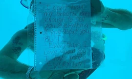 Anh Steven Weber cầu hôn dưới nước ngay trước khi chết đuối. Ảnh cắt từ clip của chị Kenesha Antoine đăng trên Facebook.