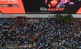 Người biểu tình đốt lửa trên đường phố Baghdad hôm 6/10. Ảnh: AP.