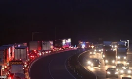 Cảnh sát đóng cửa cao tốc M20 để khám xe tải chở người nhập cư. Ảnh: UKNIP.