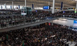 Người biểu tình làm tê liệt sân bay ở trung tâm tài chính châu Á