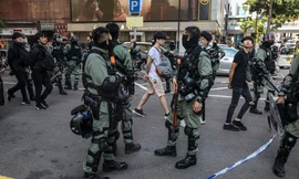 Người biểu tình bị cảnh sát bắt gần Đại học Bách khoa Hong Kong ngày 18/11. Ảnh: Getty Images.