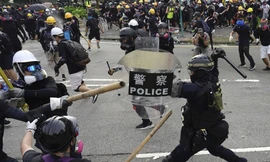 Cảnh sát và người biểu tình ở Hong Kong xô xát. Ảnh: AP.