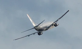 Chuyển thi thể nạn nhân tại hiện trường vụ rơi máy bay của hãng hàng không Ethiopian Airlines gần Bishoftu, Ethiopia, ngày 10/3/2019. Ảnh: AFP/TTXVN