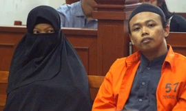 Dian Yulia Novita cùng chồng Nur Solikin trong phiên tòa ngày 23/8/2017. Cựu ô-sin Novita bị kết án 7,5 năm tù vì âm mưu tấn công tự sát dinh tổng thống ở Jakarta. Ảnh: Getty.