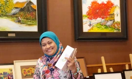 Bà Yuyum Fhahni Paryani, đại diện của Indonesia tại Ủy ban Thúc đẩy và bảo vệ quyền phụ nữ và trẻ em ASEAN, tỏ ra thích thú với các sản phẩm Việt Nam được làm từ nguyên liệu sẵn có ở địa phương, thân thiện với môi trường. Ảnh: Thái An.