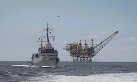 Tàu chiến mới Sa’ar 6 của Israel bảo vệ giàn khoan dầu khí trên biển. Ảnh: Breaking Defense.
