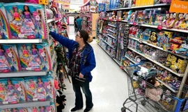 Mỹ muốn hàng tiêu dùng Trung Quốc dịp Giáng sinh năm nay sẽ không tăng giá. Ảnh: Breaking News.