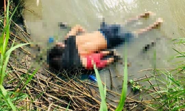 Hai bố con Oscar Alberto Martinez và Angie Valeria M gần bờ sông năm 2019. Ảnh: CNN.