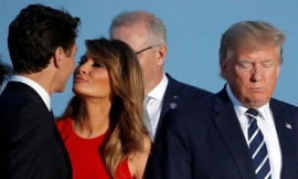 Đệ nhất phu nhân Mỹ Melania Trump đứng cạnh Thủ tướng Canada Justin Trudeau (bìa trái) ở Pháp hôm 25/8. Nguồn: The Guardian.