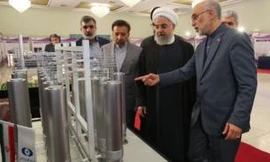 Lãnh đạo Iran nghe thuyết trình về công nghệ hạt nhân. Ảnh: EPA.