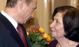 Tổng thống Nga Vladimir Putin và bà Goar Vartanian tại Điện Kremlin ngày quốc tế phụ nữ 8/3/2005. Ảnh: ITAR-TASS.