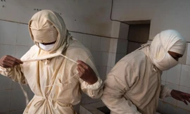 Nhân viên một trung tâm phòng chống dịch bệnh Trung Quốc mặc đồ bảo hộ trước khi bước vào phòng thí nghiệm giám sát dịch hạch ở tỉnh Tứ Xuyên (Trung Quốc) hôm 28/8/2019. Ảnh: VCG.