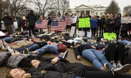 HSSV Mỹ nằm dài bên ngoài Nhà Trắng để kêu gọi thắt chặt quản lý súng đạn, giảm thiểu các vụ xả súng trường học. Ảnh: Washington Post.