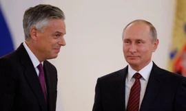  Đại sứ Mỹ Jon Huntsman (trái) và Tổng thống Nga Vladimir Putin. Ảnh: Business Insider.
