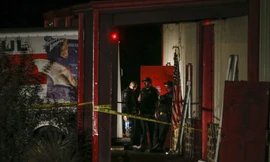 Cảnh sát khám nghiệm hiện trường vụ xả súng ngoài khuôn viên Trường Đại học Texas A&M. Ảnh: Dallas News. 