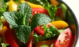 Món salad ngon với nước sốt từ rau củ