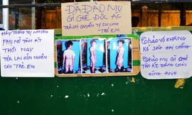 Dân làng bức xúc, tự dán các 'khẩu hiệu' đòi trừng trị dì ghẻ độc ác Hồ Thị Thảo 