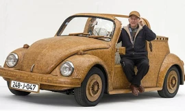 Cụ ông 71 tuổi mặc ‘áo gỗ’ cho xe