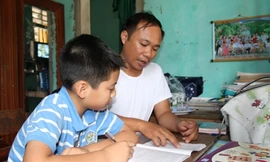  Thầy Đông đang hết sức lo lắng cho tương lai của Tú, nếu không được tạo điều kiện, quan tâm đúng mức thì sẽ bỏ lở một học trò có tài như em Tú. 