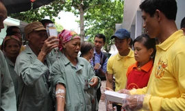 Bát cơm, cháo tình thương đến với bệnh nhân 