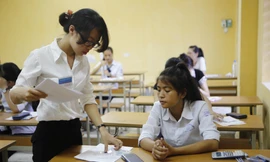 Thí sinh làm bài thi môn Toán sáng nay, 4/7. Ảnh: Như Ý