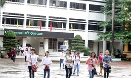 Thí sinh làm thủ tục dự thi tại Trường CĐ Sư phạm Hà Nội sáng 14/7/2014. Ảnh: Mai Châm