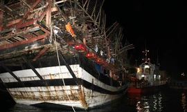 Tàu QNa 95889 TS cùng 32 ngư dân được đưa về cảng Nha Trang an toàn