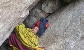 Người đàn ông rời bỏ cộng đồng sống ở hang đá gần 10 năm nay. 