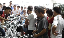  Khách hàng chọn mua xe đạp điện. 