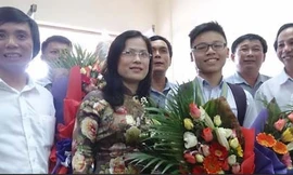  Lãnh đạo Sở GD-ĐT Nghệ An đón thầy Trần Văn Nga (bìa trái) và học sinh Cao Ngọc Thái (bìa phải) sau cuộc thi Olympic quốc tế năm 2014 tại sân bay Vinh. 