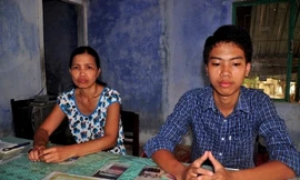 Thủ khoa Nguyễn Duy Sơn và mẹ trò chuyện với PV 