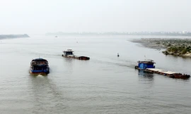 Đường sông tiềm năng nhưng tàu thuyền còn thưa thớt (chụp tại đoạn sông Hồng qua nội thành Hà Nội). Ảnh: Như Ý 