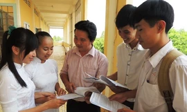 Niềm tin dành cho thế hệ trẻ cần được xây dựng trên nền tảng của sự chân thật (Ảnh minh họa: Thầy trò trao đổi về những cuốn sách hay). 