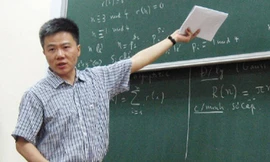 Khi đứng trên bục giảng, Giáo sư Ngô Bảo Châu không để cho mình bị xao nhãng. 